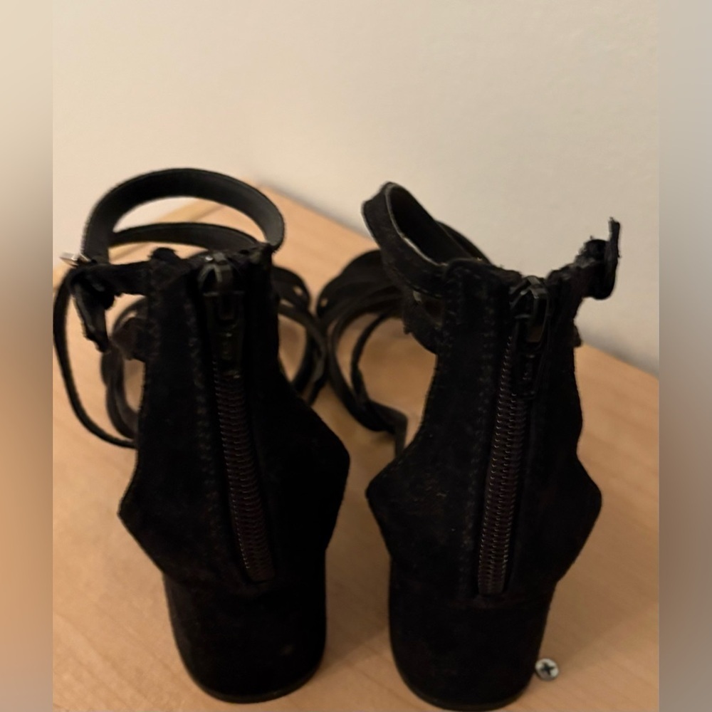 NEW MATERIAL GIRL Women's Black Strappy Sandals Back Zip Size 7.5 - Picture 5 of 5